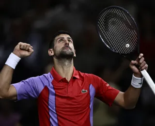 Djokovic sofre, mas vence e vai às quartas do Masters 1000 de Paris