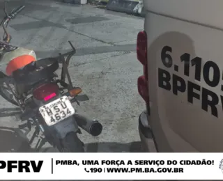 Dupla é presa ao tentar roubar motocicleta em Itapuã