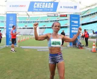 Emoção marca a chegada da campeã dos 42km individual feminino