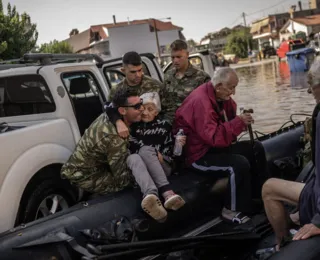 Enchentes na Grécia deixam 10 mortos e operação de resgate continua