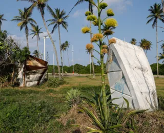 Escultura deteriorada de Ray Vianna é retirada da orla de Piatã