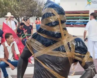 Estátua de Daniel Alves é vandalizada em Juazeiro