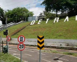 Estrutura de prédio do Detran desaba em Salvador após fortes chuvas