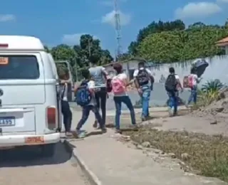 Estudantes são transportados em porta-malas de veículo em Santo Amaro