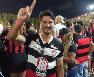 Ex-jogador do Vitória, Pedro Ken assiste partida na arquibancada