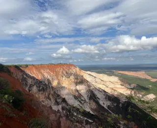 Falésias alaranjadas compõem paisagem da Serra do Espírito Santo