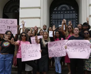 Familiares de Sara Mariano protestam em frente ao Fórum Ruy Barbosa