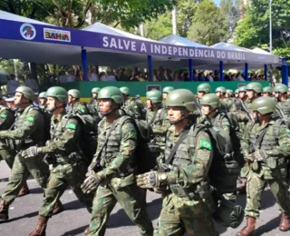 Famílias chegam cedo para desfile de 7 de Setembro em Salvador