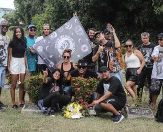 Fãs seguem tradição e fazem tributo a Raul Seixas no Dia de Finados