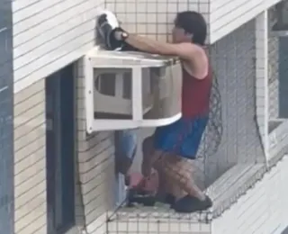 Homem se pendura em varanda de prédio para salvar gata na Bahia