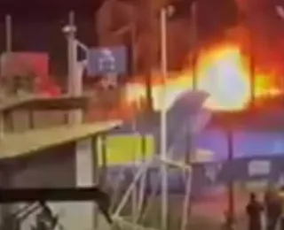 Incêndio atinge barraca em colônia de pescadores na praia de Itapuã
