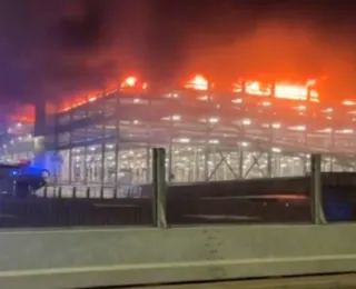 Incêndio obriga aeroporto de Londres a suspender todos os voos