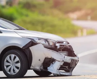 Jovem fica ferida após acidente de carro conduzido por menor