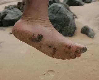 Manchas de óleo aparecem em praia de Valença