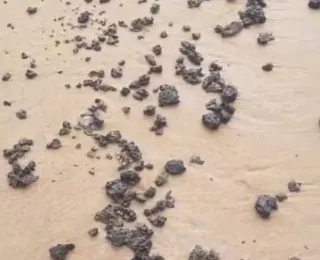 Manchas de óleo são encontradas em praias de Salvador neste domingo