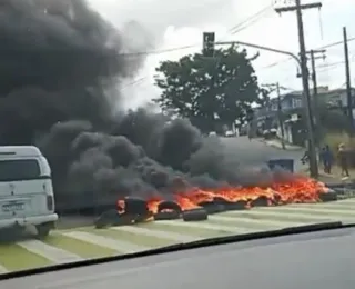 Manifestantes fecham via na Paralela e colocam fogo em pneus