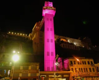 Monumentos de Salvador recebem iluminação destacando combate ao câncer