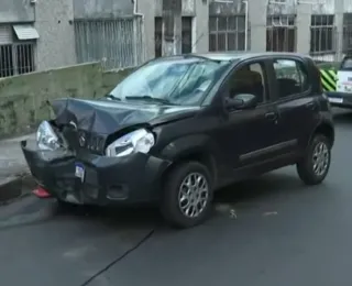 Motorista foge após bater carro em poste no Matatu de Brotas