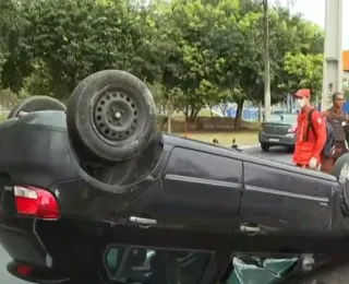 Motorista perde controle e capota carro na descida do Horto Florestal