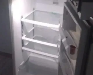 Mulher mata filha de 8 anos e esconde corpo em geladeira