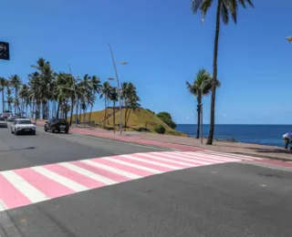 Outubro Rosa: faixas de pedestres ganham pintura especial em Salvador