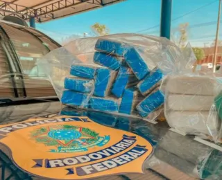 PRF apreende 16 tabletes de maconha e cocaína dentro de ônibus
