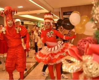 Papai Noel desfila nas ruas antes de decoração do Vitória Boulevard