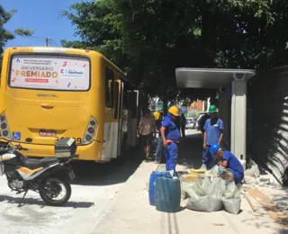 Passageira pisa em buraco de obra ao descer de ônibus em Salvador