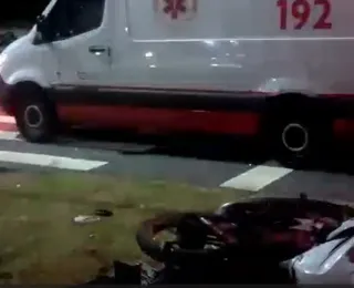 Passageiro de motocicleta morre após motorista invadir sinal vermelho