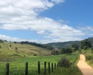 Peregrinos percorrem trilha no Vale do Jiquiriçá