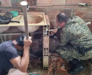 Polícia resgata jiboia presa dentro de casa em Cajazeiras V