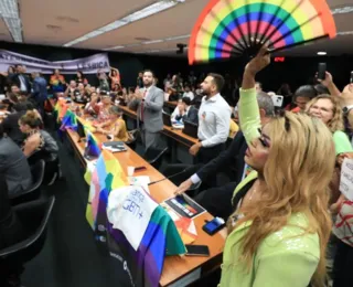 Políticos reagem à aprovação de PL que proíbe casamento homoafetivo