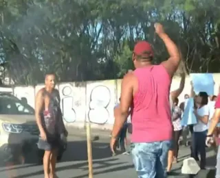 Populares fecham a pista em protesto no bairro de Jardim Cajazeiras