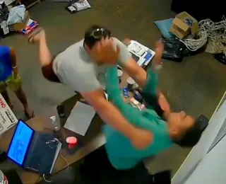 Porteiro é agredido com socos por advertir morador em condomínio