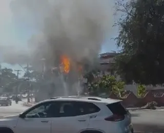 Poste pega fogo e provoca transtorno no bairro do Cabula; veja vídeo