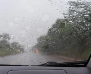 Quase 5 mil casas ficam sem luz após forte chuva em Curitiba