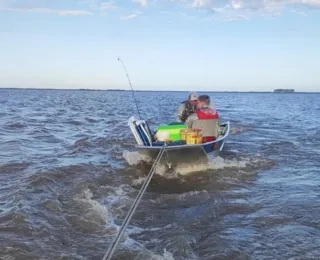 Quatro pessoas são resgatadas em barco à deriva no RS