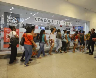 Shopping abre às 6h e recebe grande movimento em Salvador; veja