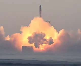 SpaceX lança foguete, mas propulsor explode após separar da Starship