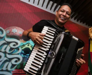 Targino Gondim faz show com músicas de boteco em homenagem ao pai