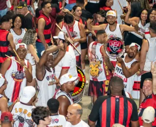 Torcedor do Vitória desce em fosso do estádio para pegar jaqueta; veja