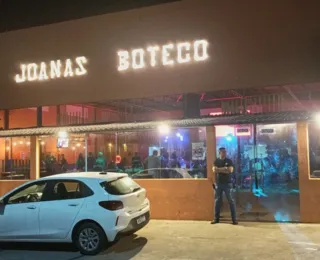 Torcedor do Vitória, dono de bar distribui cerveja a cada gol do Bahia