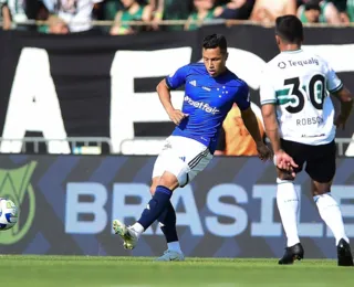 Torcida do Cruzeiro invade gramado em derrota para o Coritiba