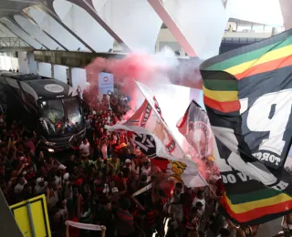 Torcida do Vitória faz a festa no aeroporto antes de partida decisiva