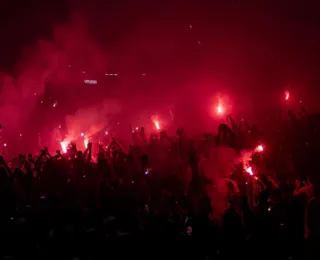 Torcida do Vitória recepciona time com grande festa no Barradão