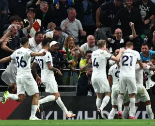 Tottenham vence Luton com um a menos e pula para liderança do Inglês