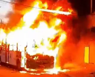 Transporte permanece suspenso após ônibus ser incendiado em Salvador