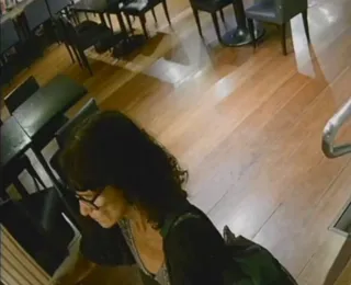 Vídeo: Câmera flagra mulher roubando escultura de orixá em restaurante