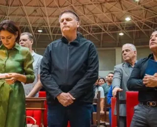 Vídeo: Em culto, Michelle e Bolsonaro choram e falam em "perseguição"