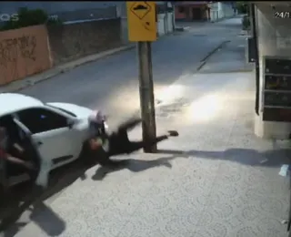Vídeo: Homem é assaltado duas vezes, atropelado e deixado de cueca